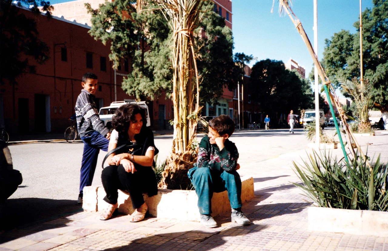 Maryse Casol avec des enfants en 1999 dans la ville d'Erfoud au Maroc.