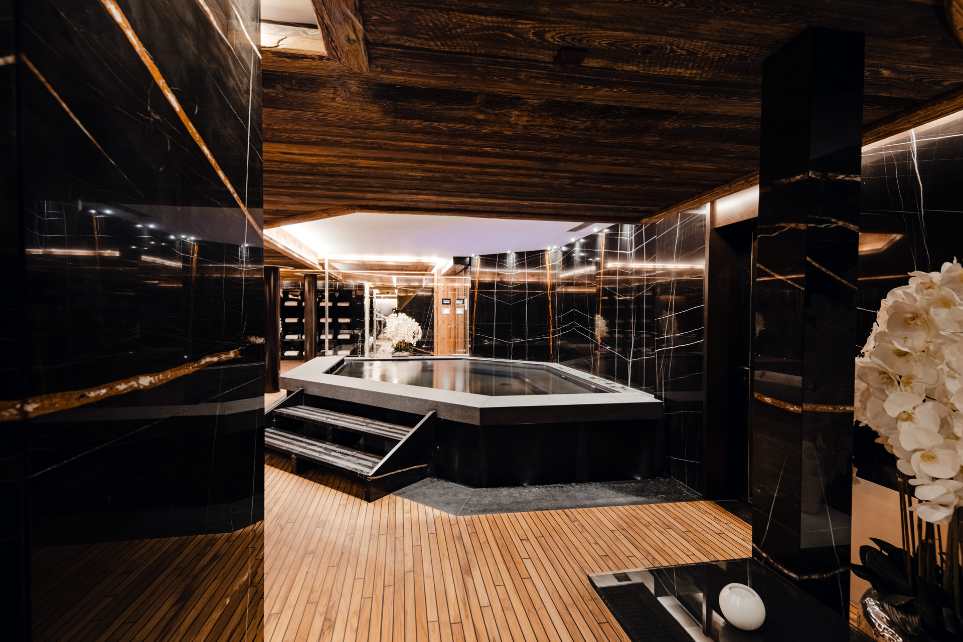 Ultima Hotel Gstaad, Switzerland / Casol